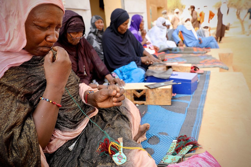 Des femmes artisans touaregs produisent des articles en cuir dans le cadre d'un projet soutenu par la mission de maintien de la paix de l'ONU au Mali, la MINUSMA.   