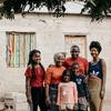 Una familia reunida tras participar en el proceso de desarme, desmovilización y reintegración en la provincia de Manica, en Mozambique.