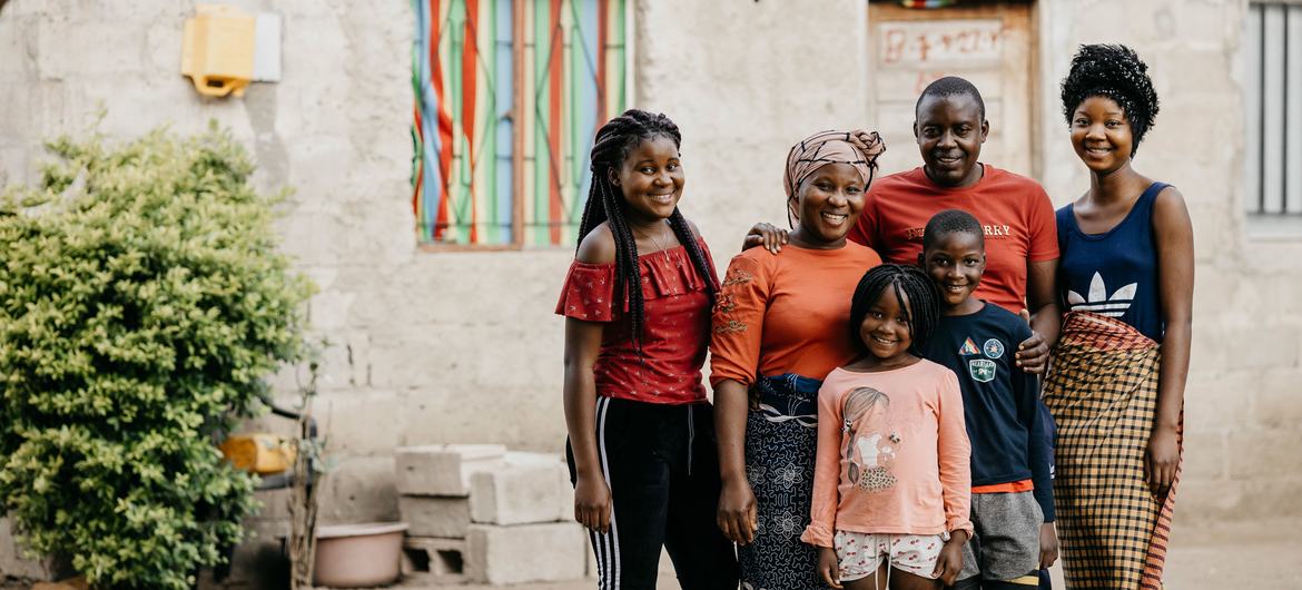 Au Mozambique, une famille réunie après avoir participé au processus de désarmement, démobilisation et réintégration (DDR) dans la province de Manica.