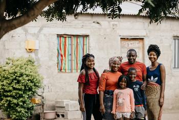 Una familia reunida tras participar en el proceso de desarme, desmovilización y reintegración en la provincia de Manica, en Mozambique.