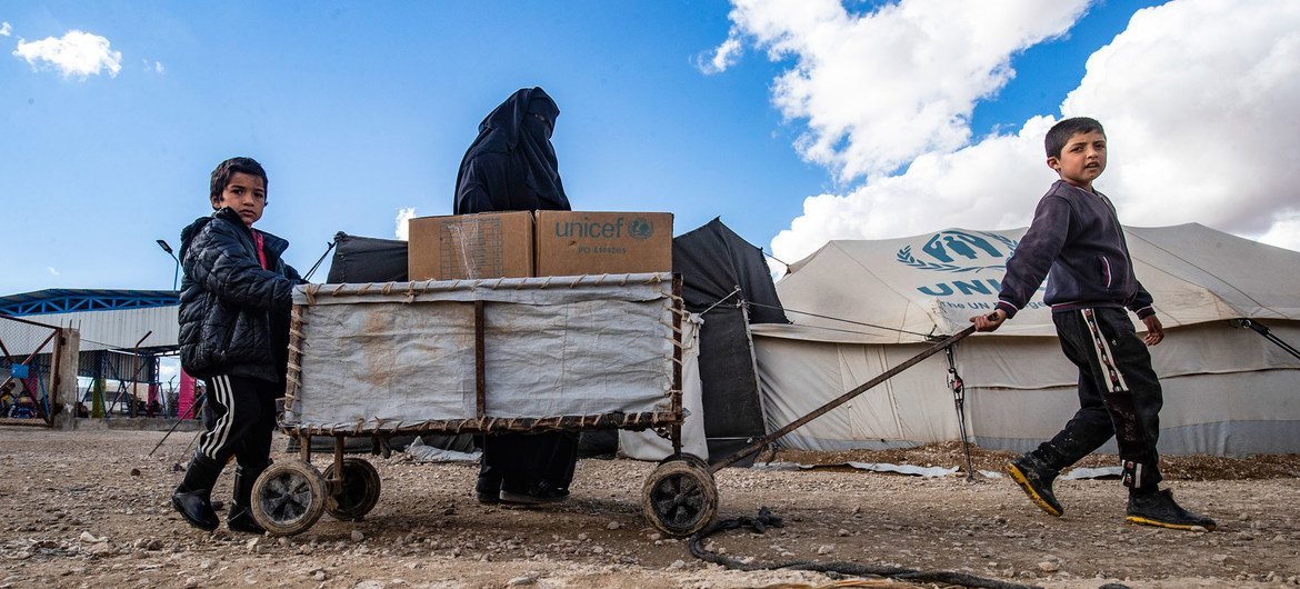 Una familia recibe ropa de UNICEF para el invierno en el campamento de Al-Hol, en el noreste de Siria.
