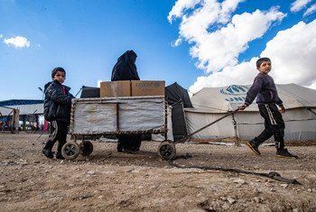 सीरिया के पूर्वोत्तर क्षेत्र में स्थित अल होल शिविर में एक परिवार को, यूनीसेफ़ की तरफ़ से सर्दियों के कपड़े मुहैया कराए गए.