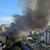 Sale humo de una tienda incendiada por manifestantes en Dhaka, Bangladesh.