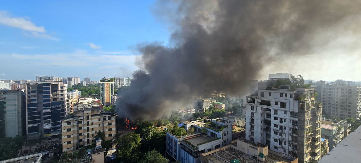 Fumaça sobe de uma loja incendiada por manifestantes em Dhaka, Bangladesh