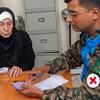 يقوم مسعف هندي تابع لقوات الأمم المتحدة المؤقتة في لبنان (UNIFIL) بمراجعة الأدوية مع مريض مسن في مستشفى بجنوب لبنان.