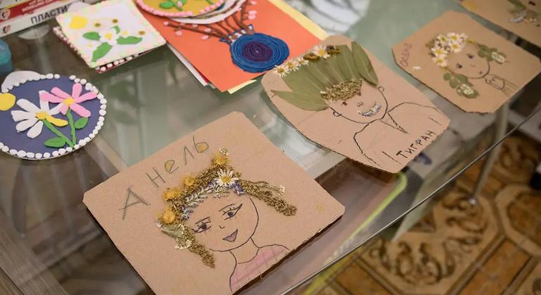 कुछ संकट केन्द्रों में महिलाओं के लिए नए कौशल सीखने की जगह होती है, और बच्चों के लिए खेलने व कलात्मक गतिविधियों में भाग लेने की सुविधा भी दी जाती है.