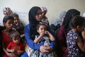 أطفال يتلقون الرعاية في عيادة لعلاج سوء التغذية في دير البلح، قطاع غزة، في ظل الشح الحاد في الإمدادات والقيود المفروضة على دخول المساعدات.