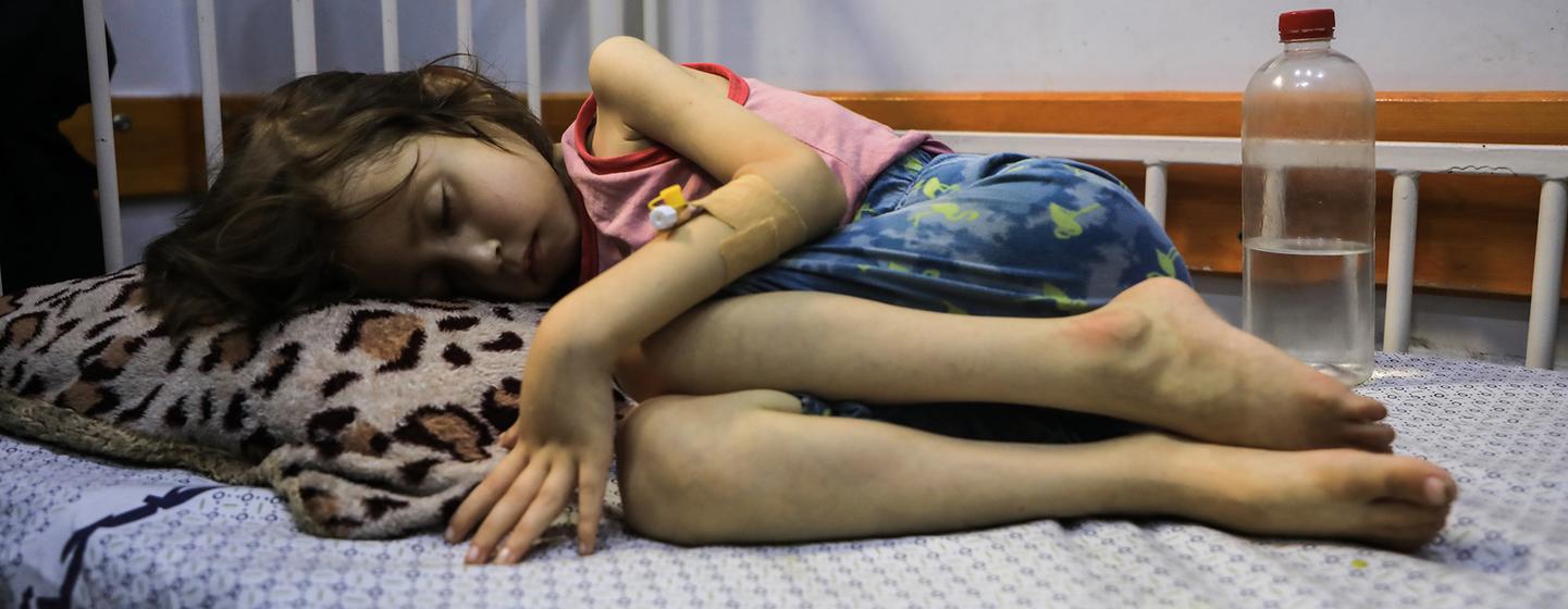 Uma criança sofrendo de desnutrição acompanhada no  Hospital da Sociedade de Pacientes na Cidade de Gaza