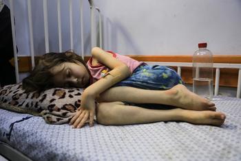 غزہ کے ایک ہسپتال میں داخل غذائیت کی کمی کا شکار بچی۔