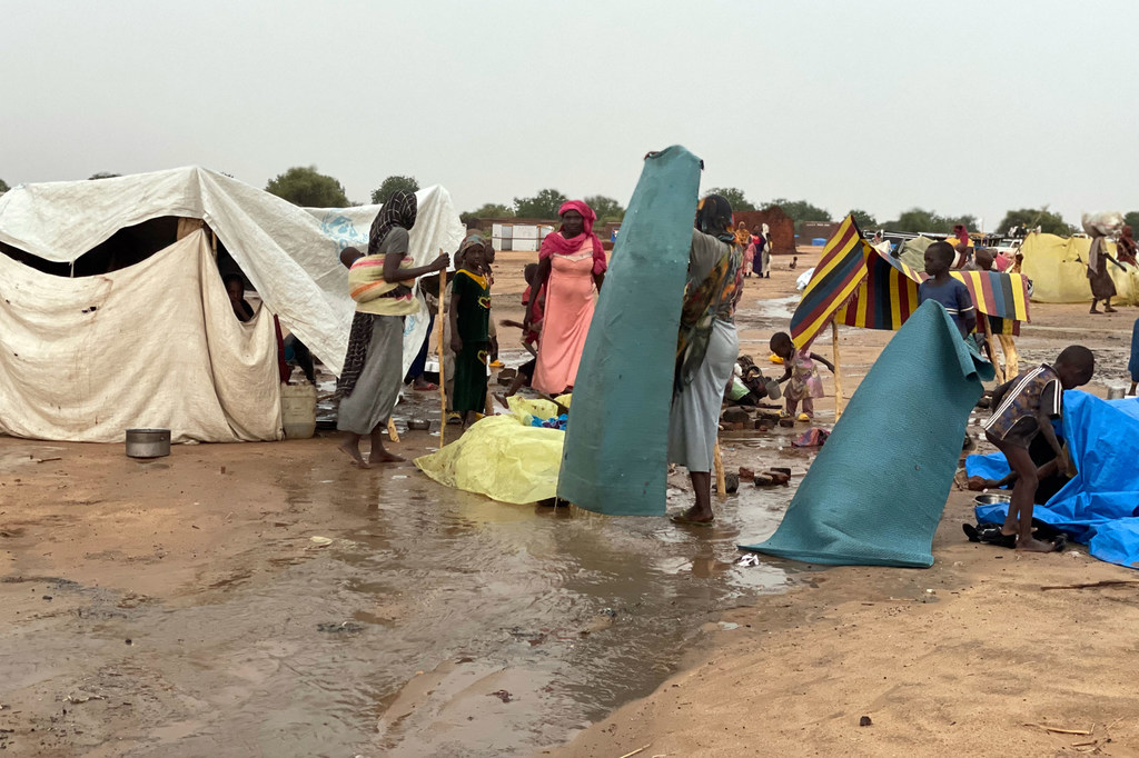 Des réfugiés construisent des abris de fortune pendant la saison des pluies à Adre, dans l'est du Tchad.