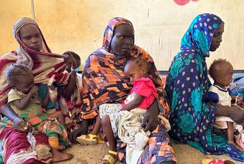 Des mères et leurs enfants fréquentent un centre de nutrition à Tawila, dans l'État du Darfour-Nord, au Soudan.