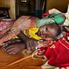 Un jeune enfant reçoit un traitement contre la malnutrition à l'hôpital de Tawila, au Darfour.