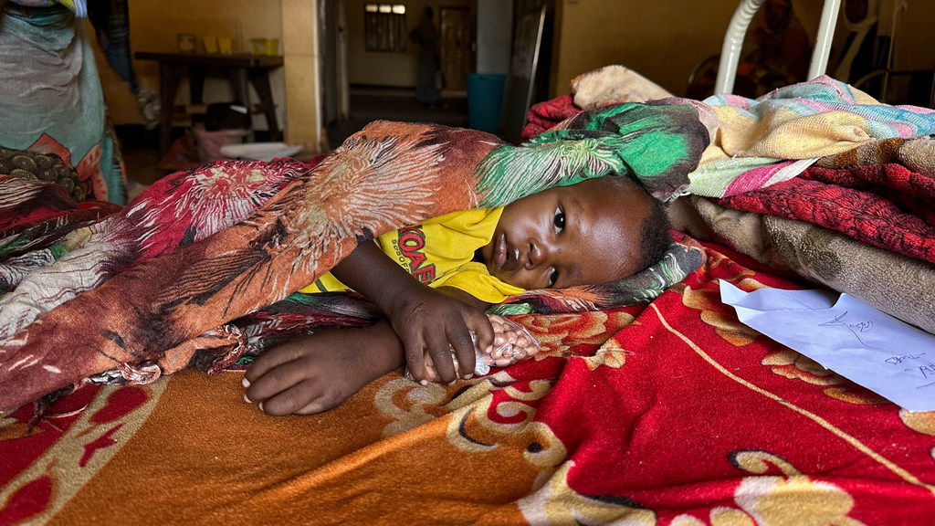 Un jeune enfant reçoit un traitement contre la malnutrition à l'hôpital de Tawila, au Darfour.