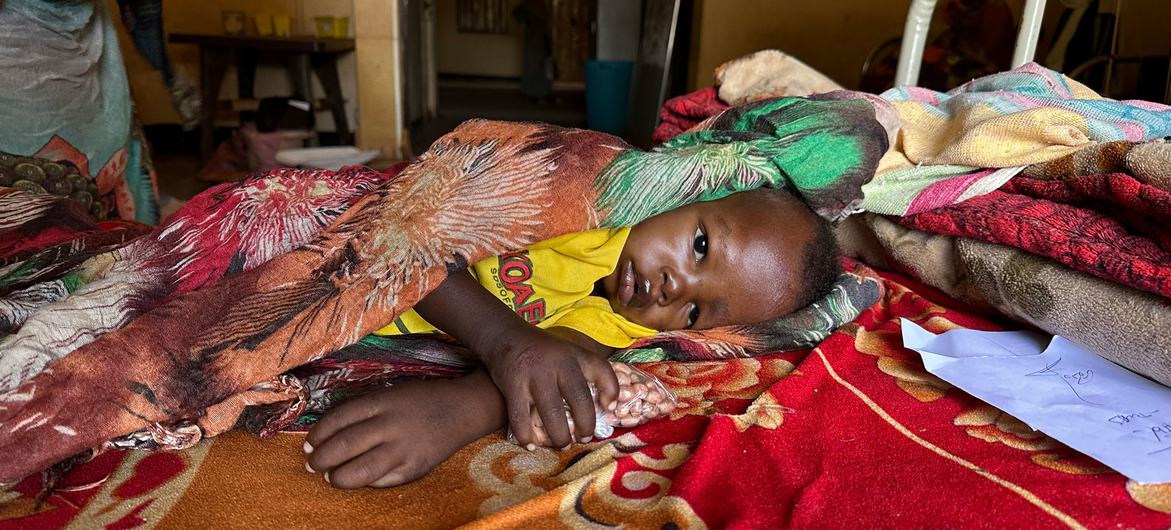 Un jeune enfant reçoit un traitement contre la malnutrition à l'hôpital de Tawila, au Darfour.