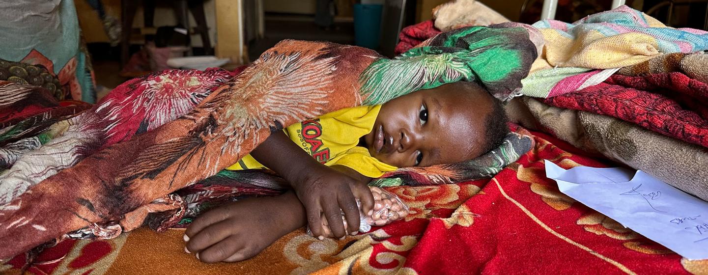 Un jeune enfant reçoit un traitement contre la malnutrition à l'hôpital de Tawila, au Darfour.