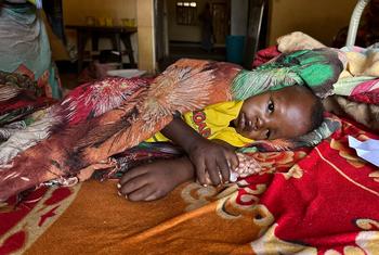 Un jeune enfant reçoit un traitement contre la malnutrition à l'hôpital de Tawila, au Darfour.