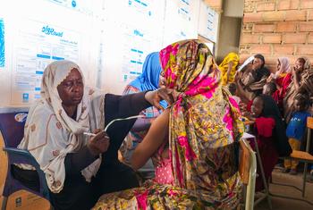 Des agents de santé examinent des enfants et des femmes enceintes pour détecter la malnutrition dans un camp de déplacés dans l'État de Gedaref, au Soudan.