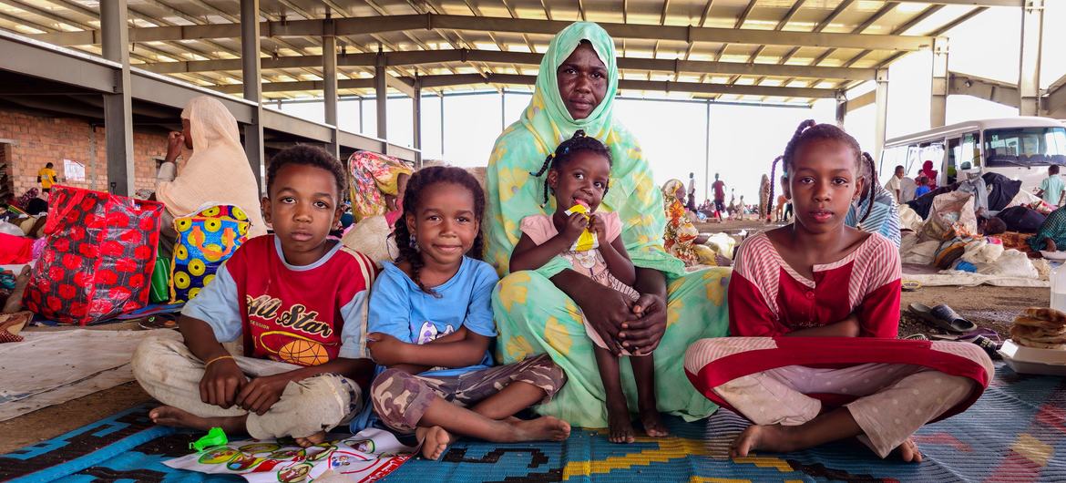 أم وأطفالها لجأوا إلى مبنى بإحدى مناطق ولاية القضارف بالسودان.