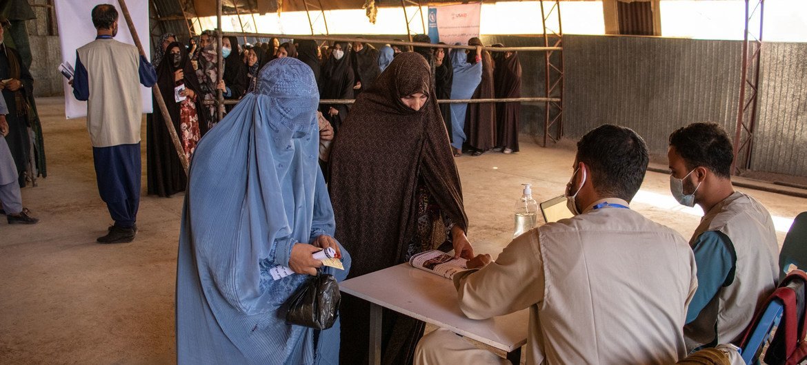 Des ménages s'inscrivent pour recevoir des rations alimentaires sur un site de distribution de nourriture à Herat, en Afghanistan.