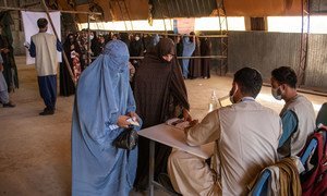 Des ménages s'inscrivent pour recevoir des rations alimentaires sur un site de distribution de nourriture à Herat, en Afghanistan.