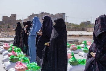 نساء يتلقين حصصاً غذائية في أحد مواقع توزيع المواد الغذائية في هيرات، أفغانستان.