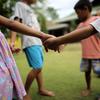 在菲律宾，一些遭受国性虐待的儿童在收容所玩耍。
