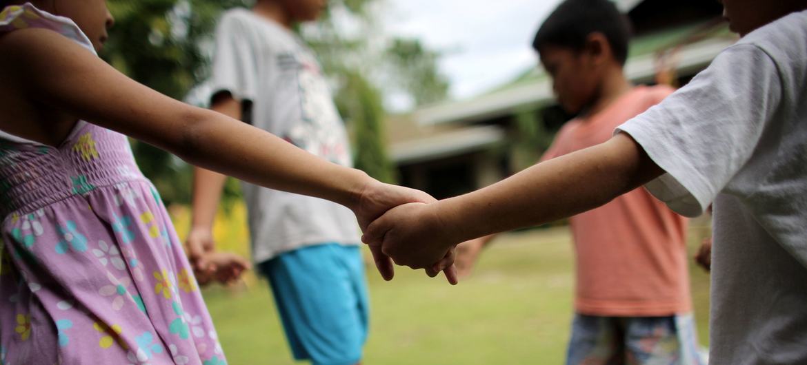 أطفال ضحايا الاعتداء الجنسي يلعبون في ملجأ للأطفال في الفلبين.