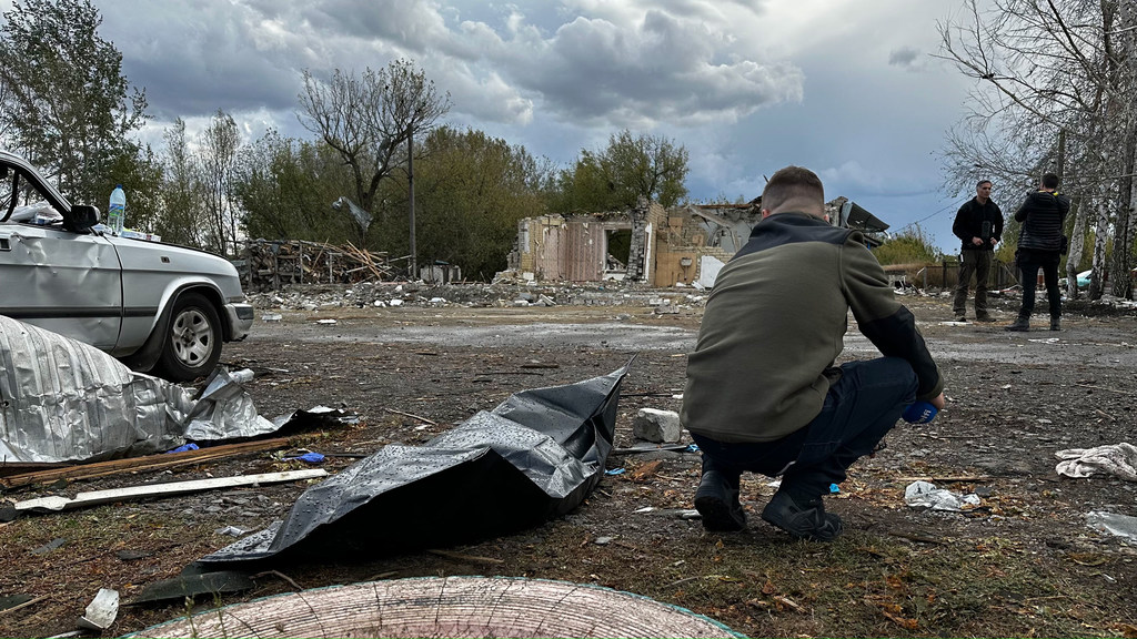 الهجوم الذي استهدف قرية هوروزا شرقي أوكرانيا أسفر عن مقتل مدنيين.