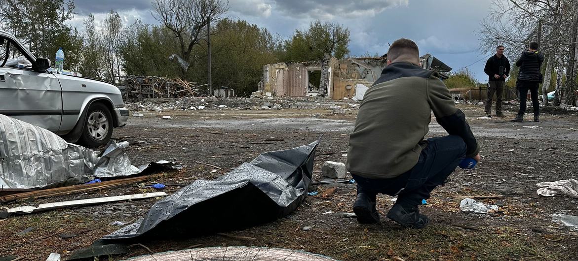 En el pequeño pueblo de Hroza, en el este de Ucrania, murieron civiles tras un ataque.