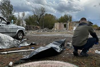 Des civils sont morts dans le petit village de Hroza, dans l’est de l’Ukraine, à la suite d’une attaque.