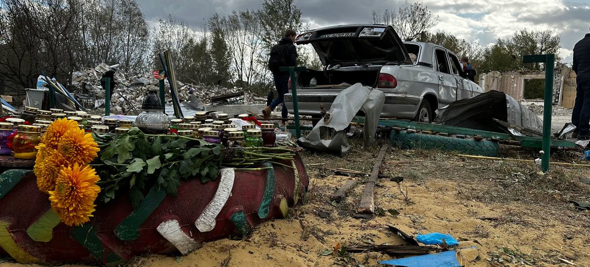 10 月 5 日，乌克兰东部村庄赫罗扎发生空袭，造成数十名平民死亡。