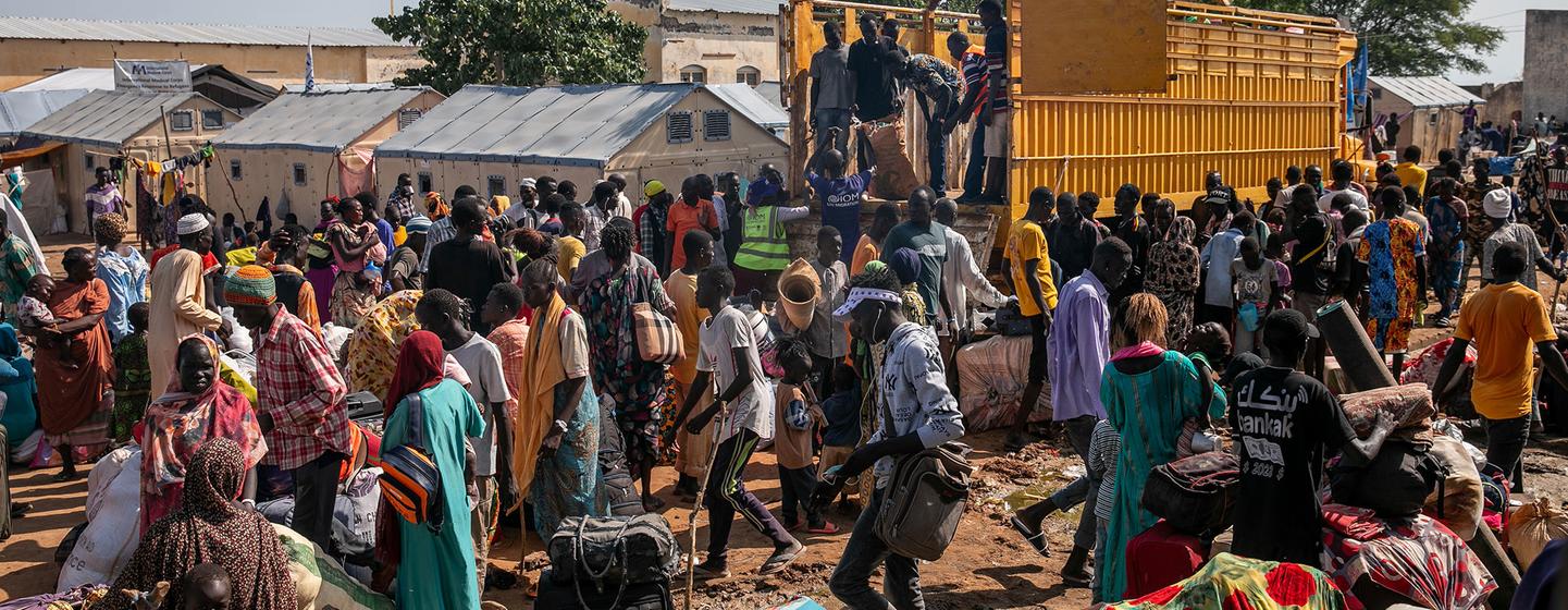 Des Sud-Soudanais de retour chargent un camion avec leurs bagages pour se rendre au port de Renk.