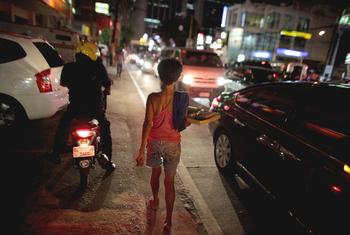 فلپائن کے دارالحکومت منیلا کے ’ریڈ لائٹ‘ ایریا میں رات کے وقت ایک چھابڑی فروش بچہ سڑک کنارے گزر رہا ہے۔