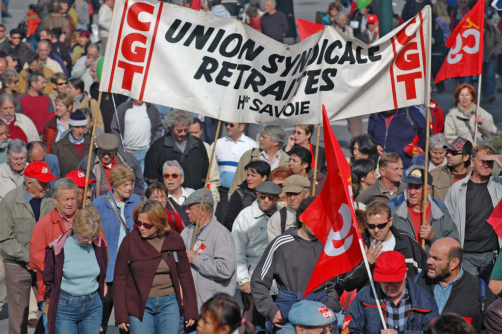 Des membres d'un syndicat défilent à Annecy, en France, lors d'une grève nationale.