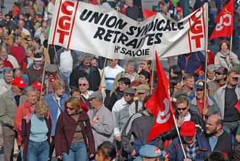 Des membres d'un syndicat défilent à Annecy, en France, lors d'une grève nationale. Des membres d'un syndicat défilent à Annecy, en France, lors d'une grève nationale.