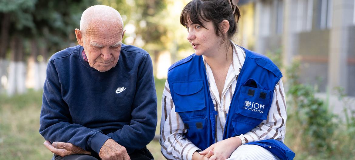 En Moldavie, un Ukrainien âgé apprend de nouvelles façons de surmonter les défis du déplacement.