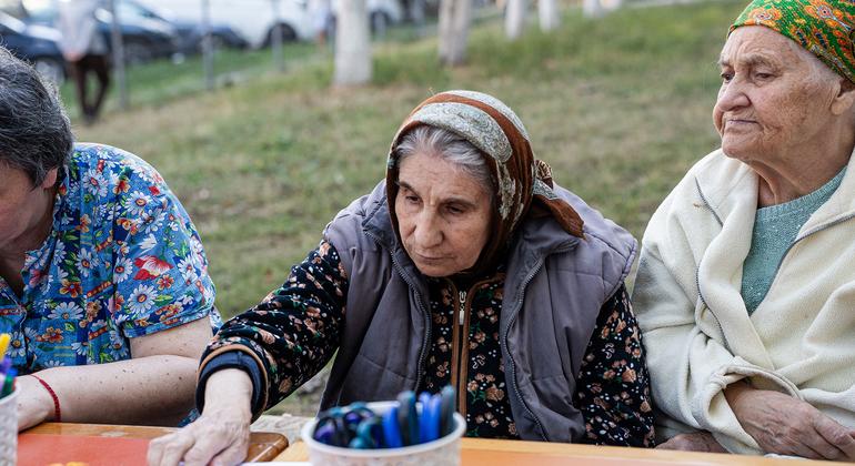 安娜（中心）与其他在基希讷乌中心寻求支持的老年妇女坐在一起。