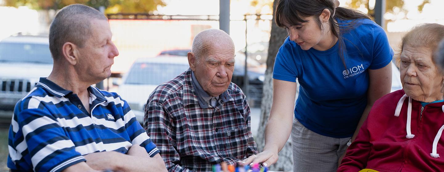 Эксперты МОМ помогают пожилым украинцам получить необходимую помощь.