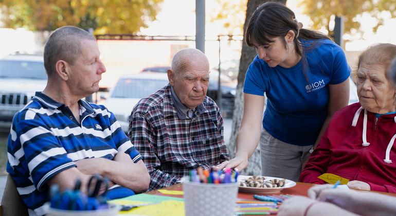 因乌克兰战争而背井离乡的老年人在摩尔多瓦基希讷乌获得咨询。