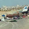 El cadáver de una mujer que ha sido asesinada a tiros yace en la carretera de Al Rashid, a las afueras de la ciudad de Gaza.