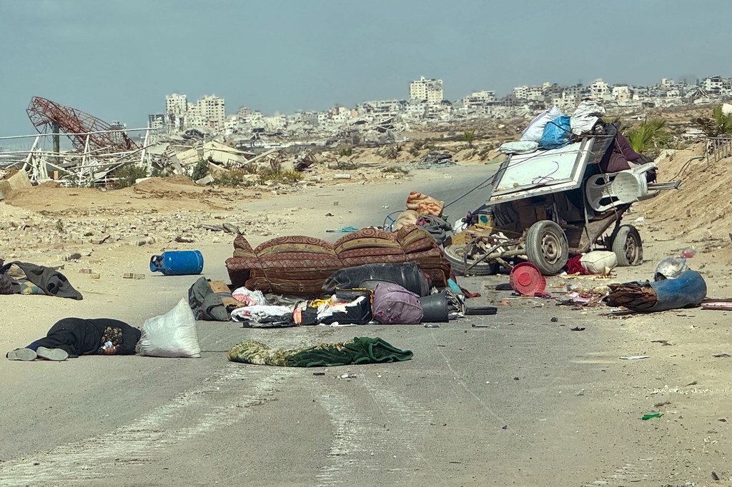 El cadáver de una mujer que ha sido asesinada a tiros yace en la carretera de Al Rashid, a las afueras de la ciudad de Gaza.