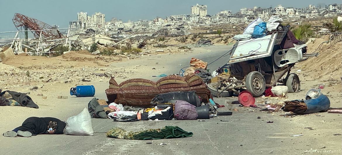  O corpo de uma mulher que foi baleada e morta jaz na estrada Al Rashid, nos arredores da Cidade de Gaza.