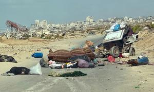 El cadáver de una mujer que ha sido asesinada a tiros yace en la carretera de Al Rashid, a las afueras de la ciudad de Gaza.