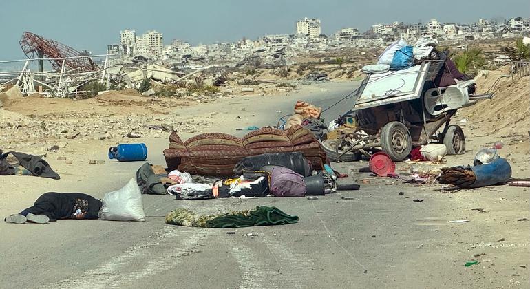 El cadáver de una mujer que ha sido asesinada a tiros yace en la carretera de Al Rashid, a las afueras de la ciudad de Gaza.