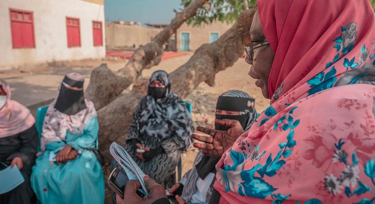 نساء في السودان يجتمعن لمناقشة السلام وحقوق الإنسان.