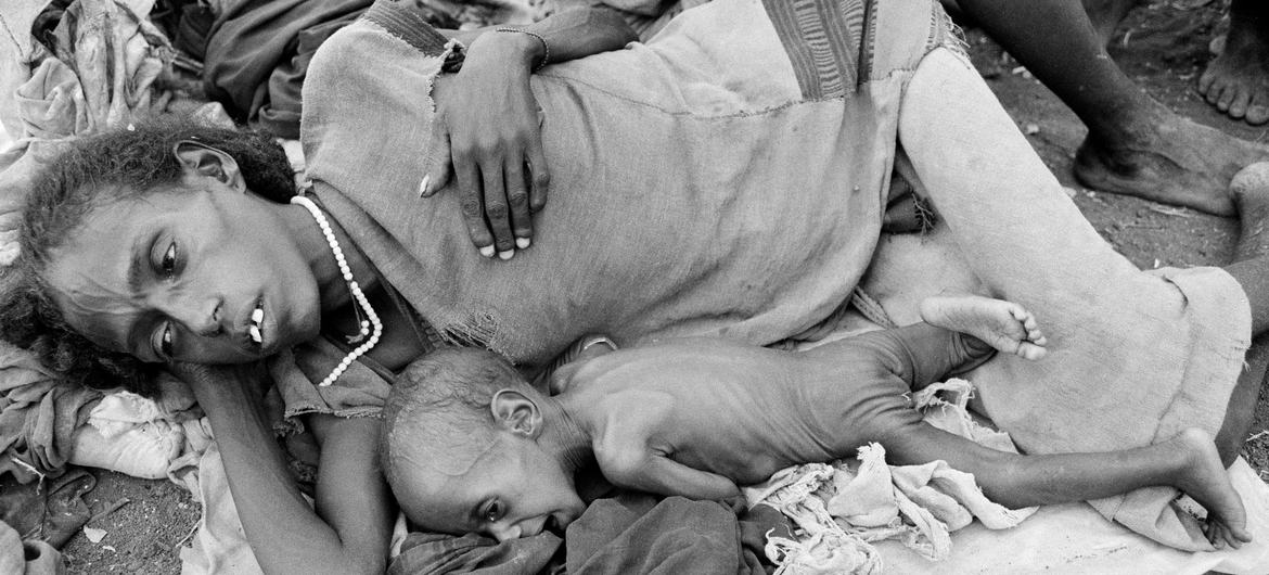 A mother and her child rest  at a relief centre in Bati, Ethiopia, in 1984. (file)
