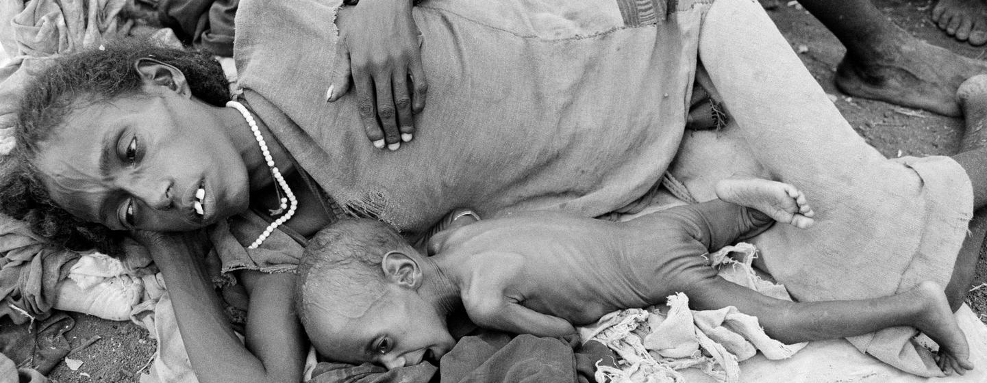 أرشيف: أم وطفلها في مركز إغاثة في باتي، إثيوبيا.