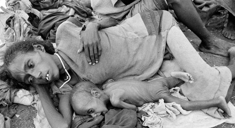 सूखे का शिकार इथियोपिया में बाटी के एक राहत केन्द्र में आराम करती हुए एक माँ, अपने नवजात शिशु के साथ.