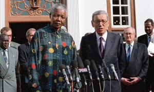 Boutros Boutros-Ghali, Secrétaire général des Nations Unies (à droite), et Nelson Mandela, Président de l'Afrique du Sud, répondent aux questions des médias, à la résidence du Président à Pretoria en 1996.