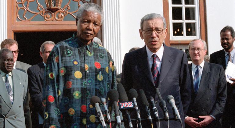 संयुक्त राष्ट्र के महासचिव (दाएँ) बुतरस बुतरस ग़ाली और दक्षिण अफ़्रीका के राष्ट्रपति नेलसन मंडेला, 1996 में प्रिटोरिया में राष्ट्रपति के आवास पर मीडिया के सवालों का जवाब देते हुए.